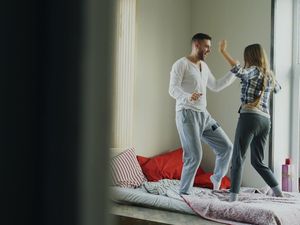 5 Gerakan Olahraga di Kasur Buat Kamu yang Sering Mager (2)