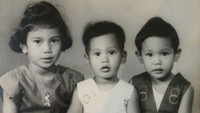 Sebelumnya, Prabowo juga beberapa kali mengunggah foto-foto masa kecilnya. Ini salah satunya. Prabowo di tengah dan diapit kakak-kakaknya (Foto: Instagram @prabowo)