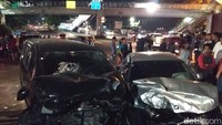 Pada saat kendaraan sedan BMW B (nopol) 1321 NBC yang dikemudikan BA dengan ditemani oleh MS melaju melawan arah (jalur busway) di Jl Raya Latumenten dari arah utara menuju ke selatan, tepatnya dekat Seasons City menabrak Kendaraan Kijang Innova (nopol) B 1928 PZT yang dikemudikan RS dengan ditemani oleh SS yang melaju dari arah selatan menuju utara, ucap Ganet kepada detikcom, Minggu (25/11/2018).