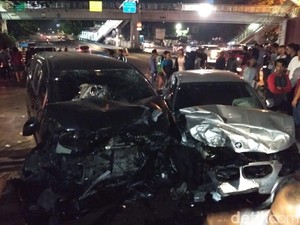 Kecelakaan di Latumenten, BMW Rusak Parah di Bagian Depan