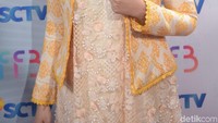 Ia menggunakan dress bernuansa krem dengan blazer kuning yang kental dengan nuansa etnik. Pool/Noel.