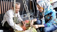Ini dia salah satu jajanan favoritnya, tape goreng. Menurutnya, tape goreng yang dijual Pak Saleh ini punya rasa yang sedap. Pak Saleh biasa berjualan di sekitar RM Mbok Wito Pahoman, Bandar Lampung. Foto: Instagram yustinficardo