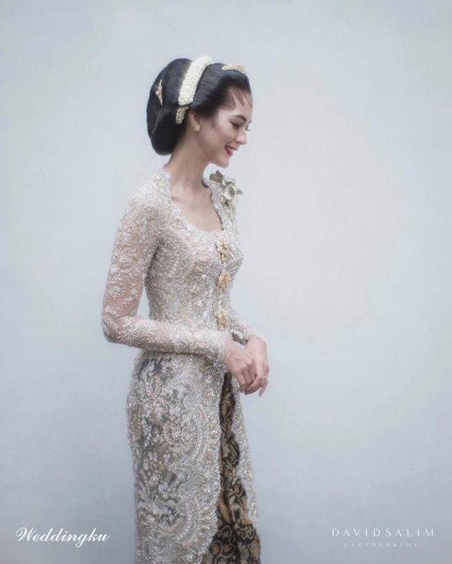 Paula Verhoeven menjalankan ritual adat Jawa, midodareni sebelum malam pernikahan. Pilihannya jatuh pada kebaya bernuansa krem rancangan Vera Kebaya dengan detail bordir 3D di bagian bahu. Foto: Dok. David Salim Photography