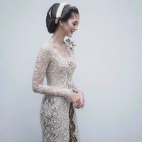 Paula Verhoeven menjalankan ritual adat Jawa, midodareni sebelum malam pernikahan. Pilihannya jatuh pada kebaya bernuansa krem rancangan Vera Kebaya dengan detail bordir 3D di bagian bahu. Foto: Dok. David Salim Photography