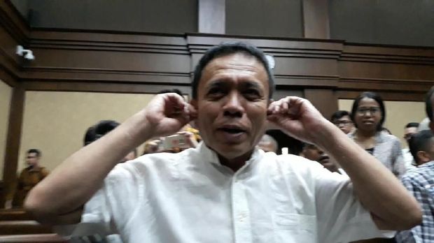 Gubernur Aceh nonaktif Irwandi Yusuf menjalani sidang perdana agenda pembacaan dakwaan kasus suap dan gratifikasi. Irwandi mengaku sudah membaca seluruh dakwaan KPK.