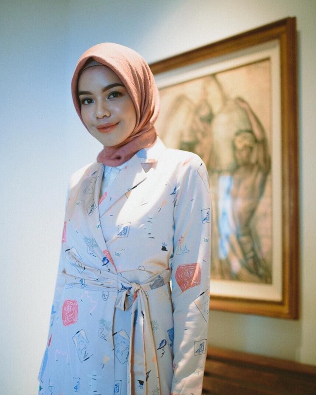 Kamu juga bisa memilih blazer bercorak playful, asalkan siluetnya tetap formal dan bahan yang dipakai bukan bahan kaos.  Foto: Instagram