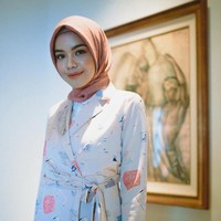 Kamu juga bisa memilih blazer bercorak playful, asalkan siluetnya tetap formal dan bahan yang dipakai bukan bahan kaos.  Foto: Instagram