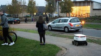 Supermarket Co-op diketahui telah memiliki 1.300 unit robot kurir untuk memenuhi layanan pengiriman rumah otomatis tersebut. Para pelanggan yang berminat menggunakan jasa kurir robot tersebut diwajibkan membayar biaya berlangganan sebesar 7,99 Poundsterling untuk mendapatkan layanan pengiriman barang dalam jumlah tak terbatas tiap bulannya.