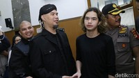 Selain ditemani kuasa hukumnya, Dhani juga bersama putranya, Dul Jaelani. Pool/Palevi S/detikFoto.