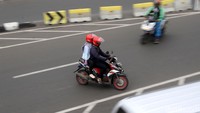 Seorang pengendara motor nekat melawan arus di Jalan Letjend Suprapto, Senen, Jakarta Pusat.