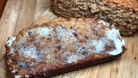 Banyak kreasi banana bread juga ditambahkan kayu manis agar hasilkan aroma harum yang khas. Dinikmatinya bisa dengan olesan salted butter. Foto: Instagram phillyfoodgirl