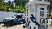 Selama jelajah Sumatera, Blits melakukan pengisian baterai di Rayon PLN yang berada di setiap kabupaten atau kota. Perjalanan PLN Blits Explore Indonesia ini bekerja sama dengan PLN untuk pengisian baterai. Istimewa/Dok. Tim Blits.