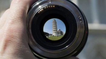Moore memotret keindahan Menara Pisa di Italia. Istimewa/Boredpanda.