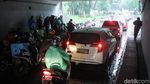 Hujan, Kolong Semanggi Jadi Tempat Berteduh Pemotor