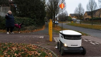 Penggunaan robot sebagai kurir layanan pengiriman barang itu pun menjadi populer di Inggris setelah sebelumnya, sebuah toko di dekat kantor Starship Technologies menggunakan drone sebagai media pengiriman barang. Hal tersebut dipilih salah satunya karena penggunaan robot baterai itu mampu menekan dan mengurangi polusi.