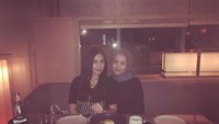 Tak hanya dengan Adly, dara cantik ini juga menghabiskan momen kulineran bersama sahabatnya. Restoran Jepang jadi pilihannya saat itu. Foto: Instagram Angbeen Rishi