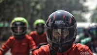 Menariknya, meski seluruh kepala pengemudi tertutup oleh helm dan cukup kedap namun pengap tidak turut hadir.