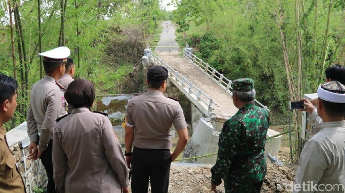Polisi Tinjau dan Beri Bantuan Warga Terdampak Jembatan Ambruk