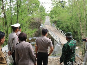 Polisi Tinjau dan Beri Bantuan Warga Terdampak Jembatan Ambruk