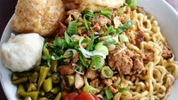 Komplet banget! Selain pangsit dan bakso, bisa dilengkpi tahu kok, bakso goreng dan bakso ikan. Mantap benar! Foto: Instagram @limitedsky