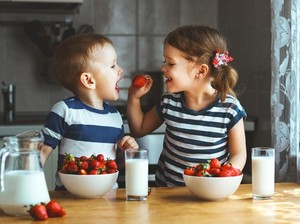 3 Cara Mengurangi Kecemburuan Kakak dan Adik
