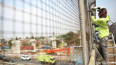 JPO Dipasangi Pagar Kawat untuk Cegah Teror Pelemparan Batu