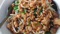 Ayam cincang yang manis gurih agak garing disajikan dengan bakso atau pangsit rebus. Enaknya! Foto: Instagram @thjangsharon