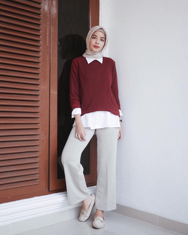 Selain vest, kemeja juga bisa dipadukan dengan sweater. Tampilan preppy seperti ini juga bisa dipilih oleh para guru untuk mengajar dalam jam yang lebih santai. Foto: Instagram