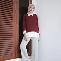 Selain vest, kemeja juga bisa dipadukan dengan sweater. Tampilan preppy seperti ini juga bisa dipilih oleh para guru untuk mengajar dalam jam yang lebih santai. Foto: Instagram