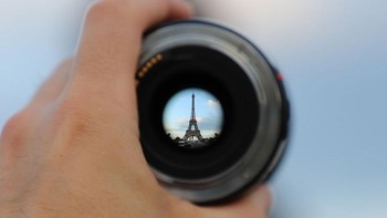 Seorang pria bernama Niall Moore memiliki kecintaan di bidang fotografi. Ia menggunakan lensa kamera untuk menunjukkan beragam keindahan arsitektur dan kota yang pernah ia kunjungi di sejumlah negara di dunia. Seperti saat ia memotret keindahan kota Paris dengan Menara Eiffle-nya yang populer. Istimewa/Boredpanda.