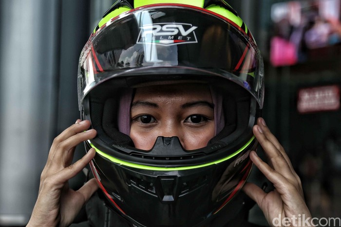 Selama perjalanan KTM Road Warriors 2018 dari Jakarta sampai Surabaya beberapa waktu lalu, kepala pemotor dilindungi oleh helm buatan anak Indonesia, RSV Helmet.