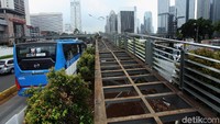 Lantai JPO dibongkar untuk diganti dengan yang baru.