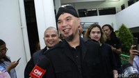 Ahmad Dhani menjalani sidang atas kasus ujaran kebencian dan dituntut dua tahun penjara. Dalam persidangan ia sempat menyanyikan Bohemian Rhapsody.  Foto: Palevi S/detikFoto