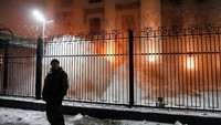 Sebelumnya Rusia menembaki kapal-kapal tersebut dan melukai beberapa pelautnya. REUTERS/Gleb Garanich.