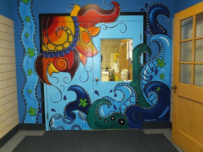 Murid sering kali malas masuk kelas karena tidak suka pelajaran. Tapi kadang masalahnya adalah apakah guru bisa membuat kelas menyenangkan. Salah satu caranya bisa dilakukan adalah dengan mendekorasi kelas dengan cantik seperti yang dibuat guru seni Sekolah Dasar berikut. Foto: Imgur CredoInMiracula