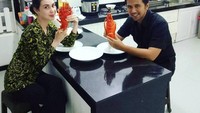 Pria kelahiran Jakarta, 20 Mei 1984 ini resmi menikahi aktris cantik Arumi Bachsin pada 30 Agustus 2013. Kali ini mereka akan memasak lobster, hasil laut Trenggalek. Foto: Instagram emildardak