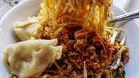 Mie telur yang kecil seperti lidi jadi ciri khas mie ayam Bangka. Biasanya dibuat sendiri. Sluurp! Foto: Instagram @diet.kapan2