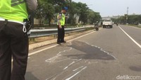 Sekarang untuk memperjelas lagi, kami cek ulang. Kami beri tanda kembali untuk bekas-bekas dari pada korban, kemudian bekas kendaraan, kemudian titik tumbur, ceceran darah sudah kami kasih tanda kembali. Artinya, kami pertegas kembali dengan tanda-tanda itu, kata Kanit Laka Lantas Polres Metro Tangerang Kota, AKP M Isa Ansori di lokasi. 