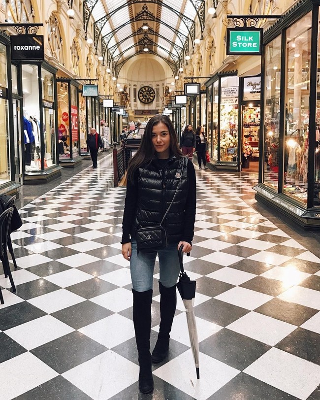 Anisha saat ini diketahui tengah menempuh pendidikan di Universitas Bath Inggris. Foto: Instagram @anishaik