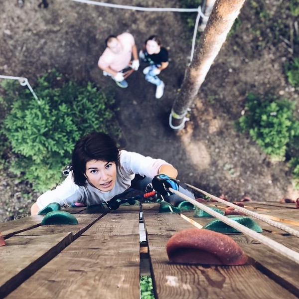 Pekerjaanya sebagai stuntgirl, juga membuat ia gemar mencoba hal-hal ekstrem! (oks_voevodina/Instagram)
