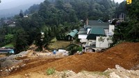 Pelebaran jalan Puncak tersebut dilakukan pada beberapa spot yang sebelumnya dimanfaatkan oleh para Pedagang Kaki Lima (PKL) atau pada bangunan liar yang berdiri di titik yang dimungkinkan untuk dilebarkan. Pekerjaan dimulai pada awal Nopember 2018 dan dilaksanakan oleh PT. Anten Asri Perkasa selaku kontraktor. Dok. Kementerian PUPR.