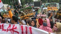 Aksi tersebut berlangsung damai dan sempat membuat kemacetan lalu-lintas.