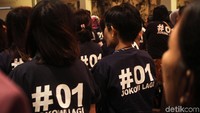 Mereka menghadiri deklarasi dengan mengenakan kaus bertuliskan #01 Jokowi Lagi.