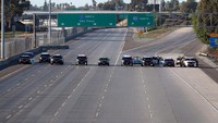 San Ysidro sempat ditutup beberapa jam pada Minggu (25/11) waktu setempat dan gas air mata ditembakkan. (Foto: Dok. REUTERS/Mike Blake)