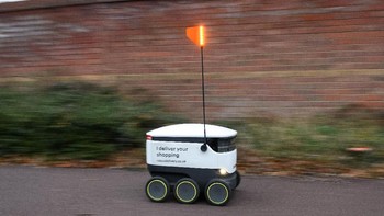 Sebuah supermarket di Inggris Co-op menggunakan robot kecil sebagai kurir dalam layanan pengiriman rumah otomatis.