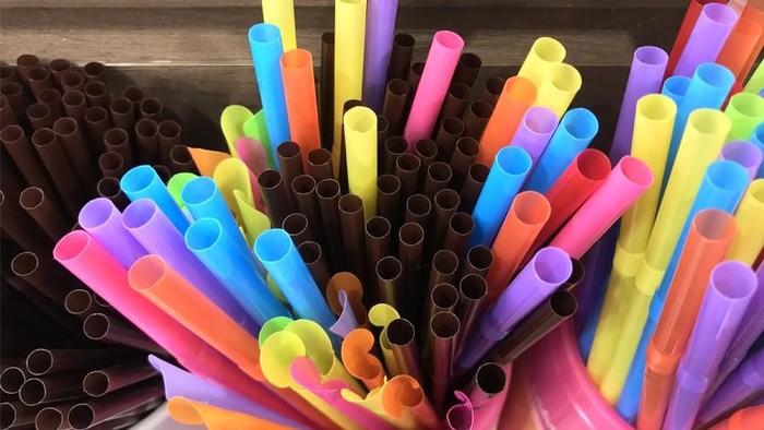 sedotan plastik