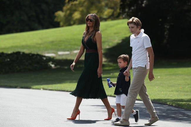 Sebagai anak presiden, penampilan Barron Trump terbilang normal seperti anak-anak remaja pada umumnya. Tak ada yang terlalu mencolok ataupun glamor. Polo shirt, kaus, jeans dan sneakers merupakan beberapa fashion item yang sering ia kenakan. Foto: Getty Images