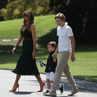 Sebagai anak presiden, penampilan Barron Trump terbilang normal seperti anak-anak remaja pada umumnya. Tak ada yang terlalu mencolok ataupun glamor. Polo shirt, kaus, jeans dan sneakers merupakan beberapa fashion item yang sering ia kenakan. Foto: Getty Images