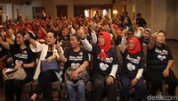 Mereka kompak membacakan deklarasi dukungan sambil mengacungkan jempolnya.