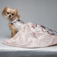 Ada detail handmade kupu-kupu berhias kristal yang menyempurnakan gaun itu. Harganya cukup fantastis yaitu Rp 86,2 juta. Foto: Dok. Furdrobe